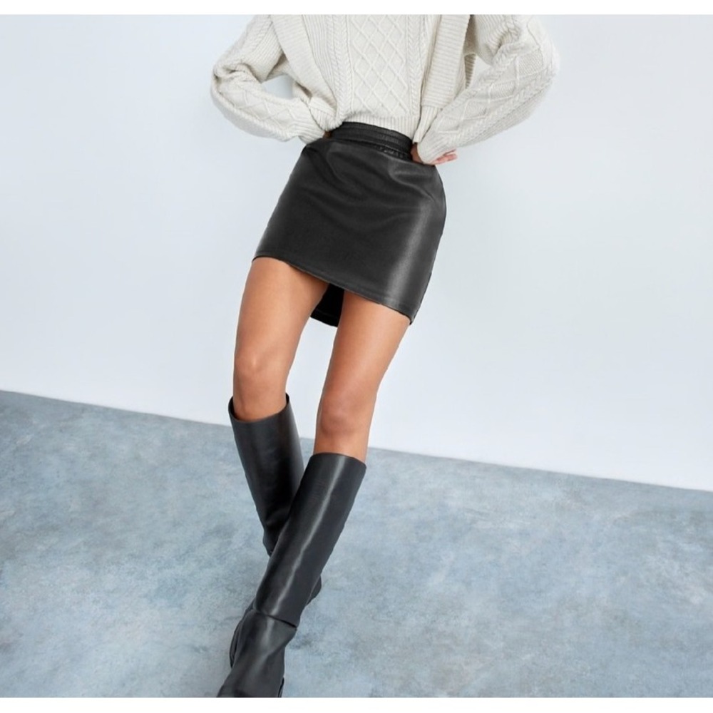Babaton Aritzia Womens Black Vegan Leather Mini Skirt Size Large Pockets Pull On